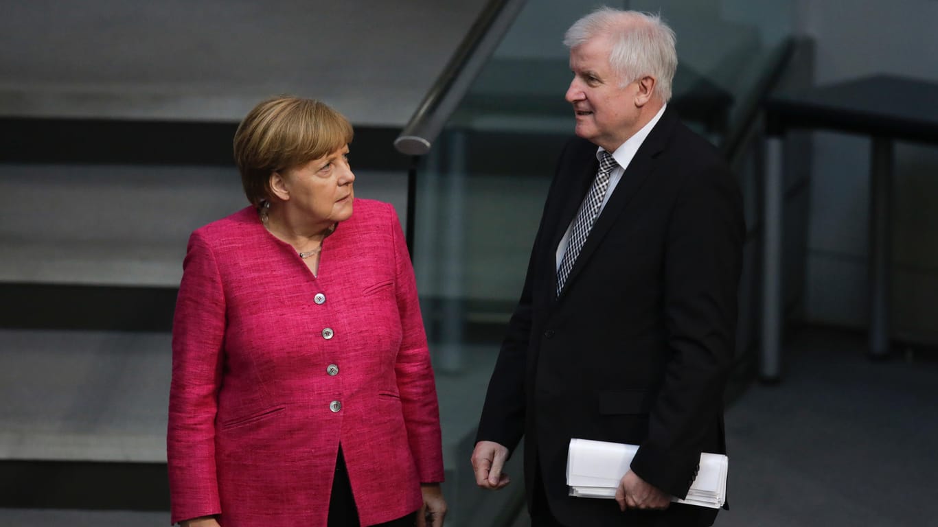Angela Merkel und Horst Seehofer: Die CDU-Politikerin und der CSU-Abgeordnete mussten bei einer aktuellen Umfrage mit ihren Parteien zurückstecken.