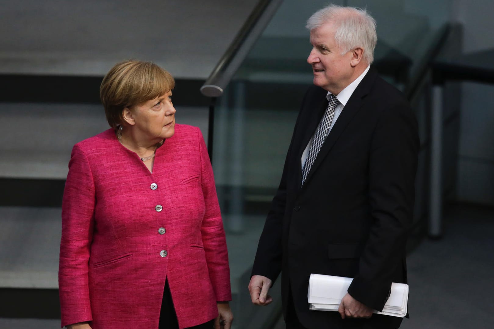 Angela Merkel und Horst Seehofer: Die CDU-Politikerin und der CSU-Abgeordnete mussten bei einer aktuellen Umfrage mit ihren Parteien zurückstecken.