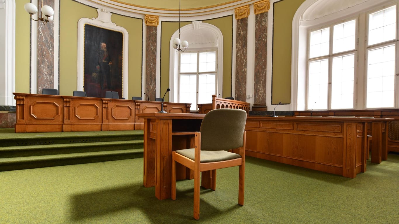 Sitzungssaal des Landgerichts Landau: Hier muss sich ein Angeklagter wegen Mordes verantworten.