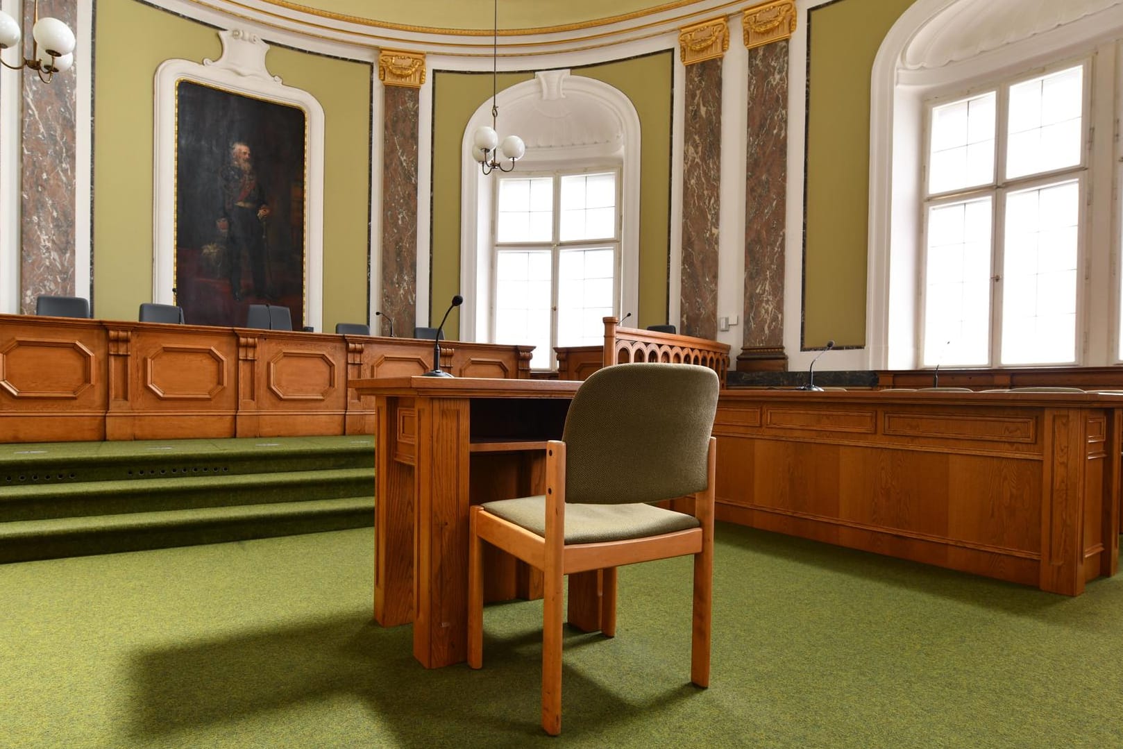 Sitzungssaal des Landgerichts Landau: Hier muss sich ein Angeklagter wegen Mordes verantworten.