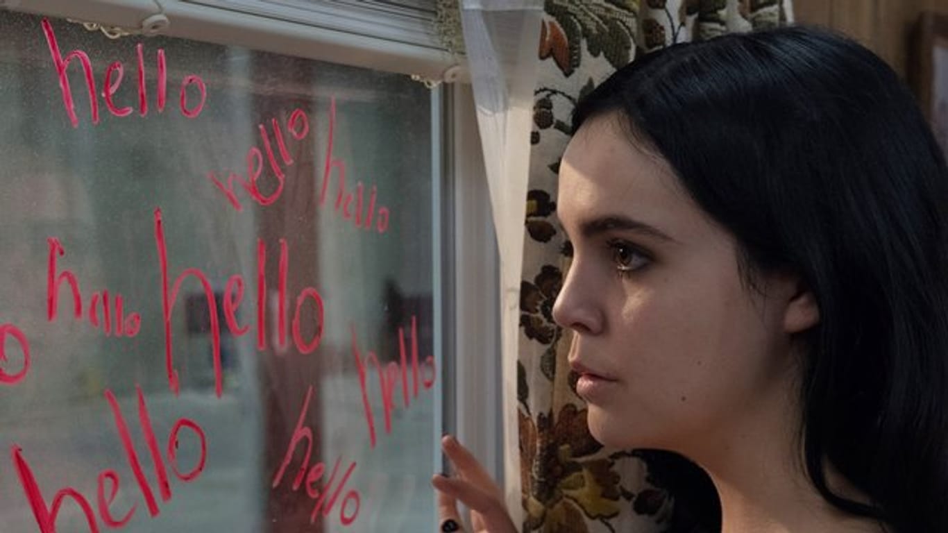 Kinsey (Bailee Madison) entdeckt beängstigende Schriftzüge auf dem Fenster.