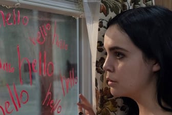 Kinsey (Bailee Madison) entdeckt beängstigende Schriftzüge auf dem Fenster.