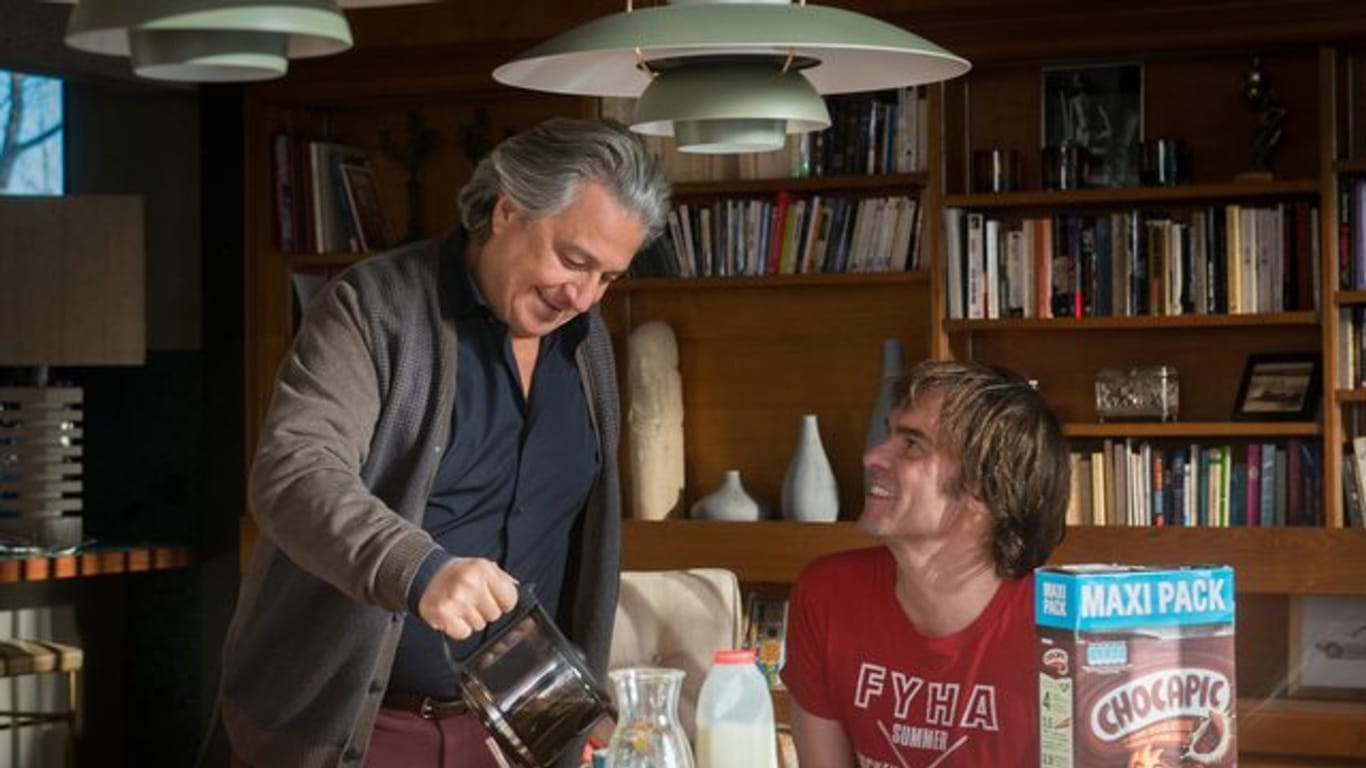 André Prioux (Christian Clavier, l) begegnet Patrick (Sébastien Thiéry) zunächst im Supermarkt.