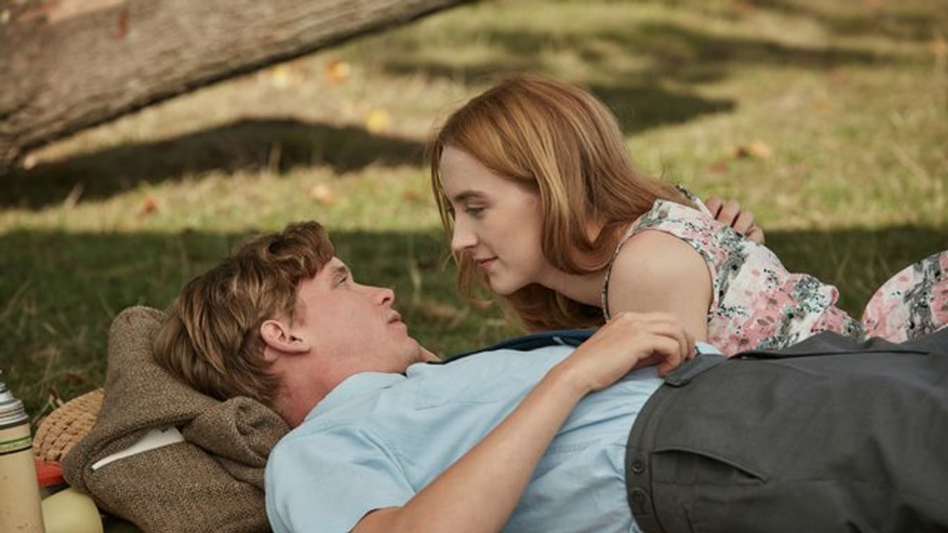 Florence Ponting (Saoirse Ronan, r) und Edward Mayhew (Billy Howle) verbringen ihre Flitterwochen in einem Strandhotel am Chesil Beach.