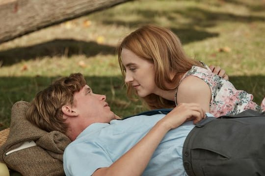 Florence Ponting (Saoirse Ronan, r) und Edward Mayhew (Billy Howle) verbringen ihre Flitterwochen in einem Strandhotel am Chesil Beach.