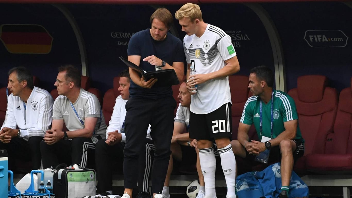 Julian Brandt: Der Nationalspieler kurz vor seiner Einwechslung mit Co-Trainer Thomas Schneider