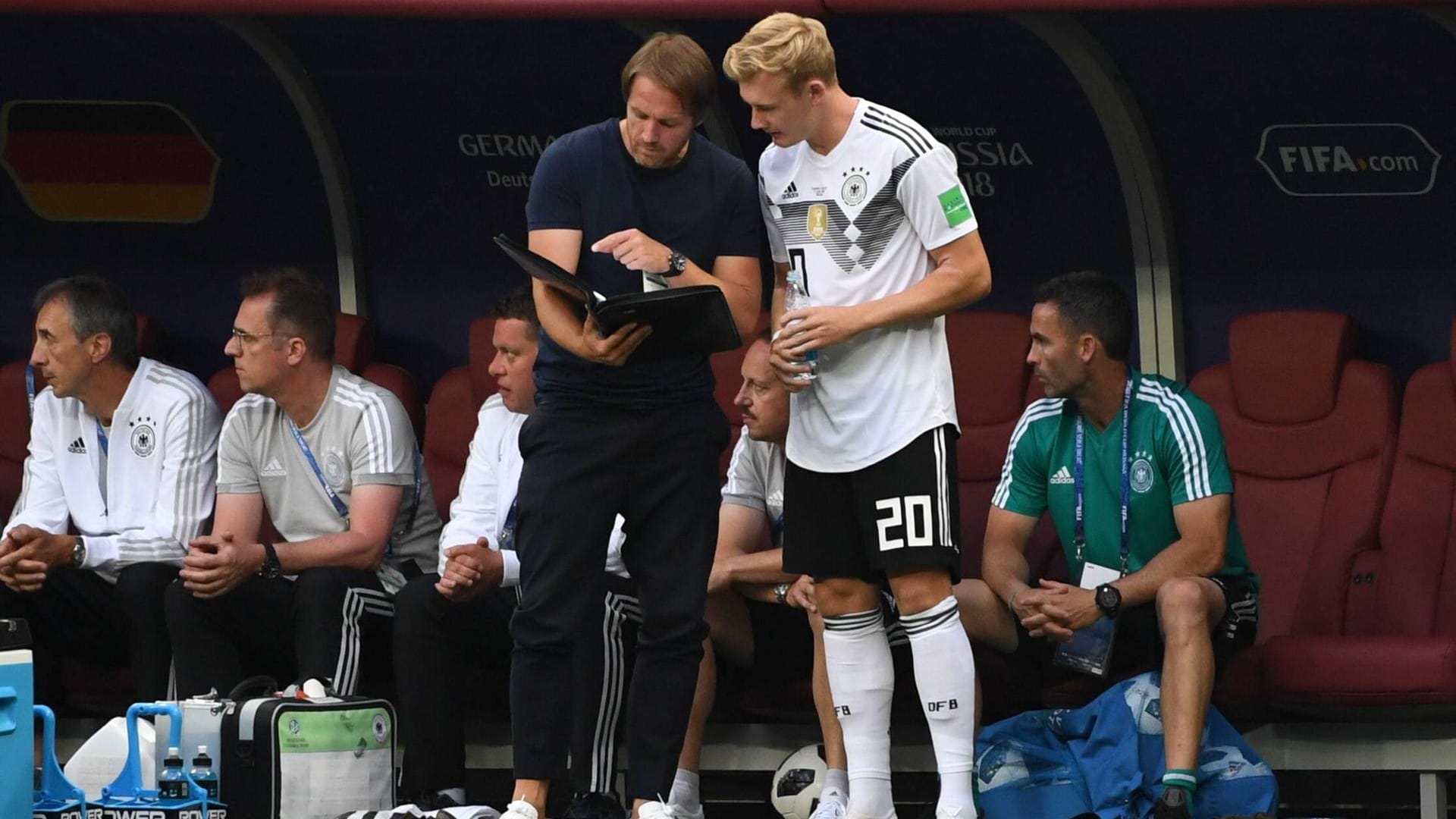 Julian Brandt: Der Nationalspieler kurz vor seiner Einwechslung mit Co-Trainer Thomas Schneider Julian Brandt: Der Nationalspieler kurz vor seiner Einwechslung mit Co-Trainer Thomas Schneider