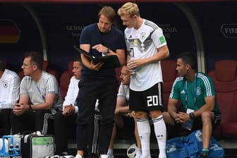 Julian Brandt: Der Nationalspieler kurz vor seiner Einwechslung mit Co-Trainer Thomas Schneider