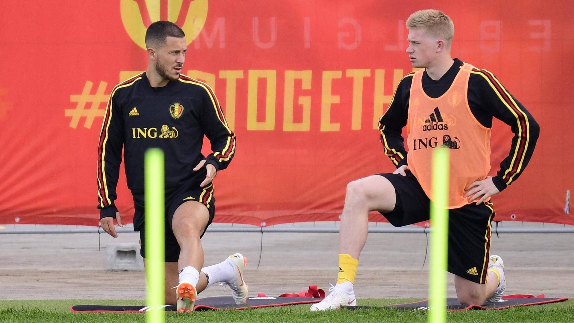 Die beiden Offensiv-Zauberer Eden Hazard (l.) und Kevin De Bruyne sind zwei von zahlreichen England-Legionären im belgischen Team. Sie machen aus den "Roten Teufeln" einen ernstzunehmenden Titelkandidaten.