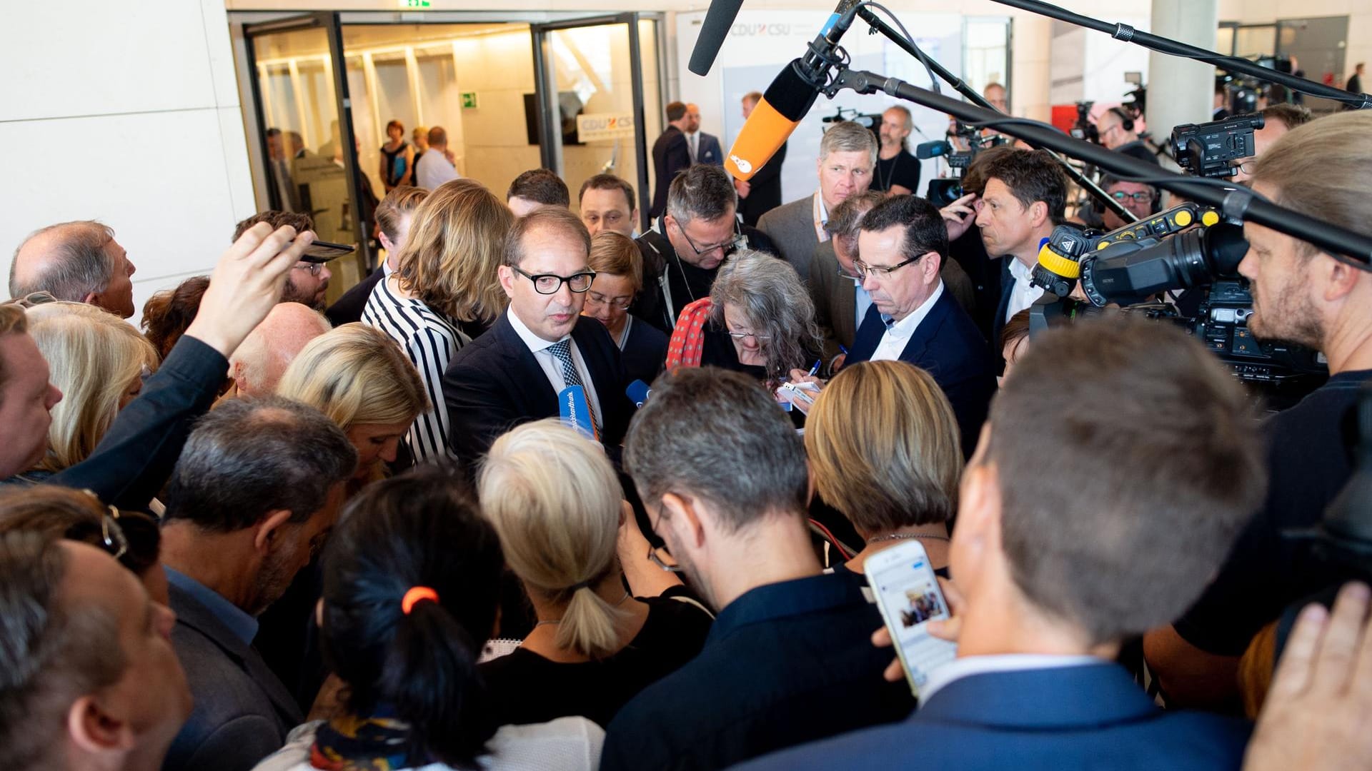Alexander Dobrindt, CSU-Landesgruppenchef, nach der CSU-Fraktionssitzung: Auch die CDU tagte am Donnerstag. Die Bundestagssitzung wurde dafür für vier Stunden unterbrochen.