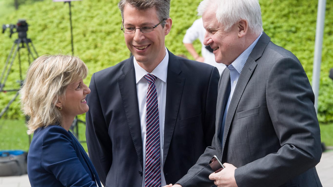 Horst Seehofer mit Daniela Ludwig, stellvertretende CSU-Generalsekretärin, und Markus Blume, CSU-Generalsekretär: Innenminister Seehofer will sich seinen Alleingang in der Flüchtlingsfrage bei einem Treffen mit der CSU-Führung absegnen lassen.