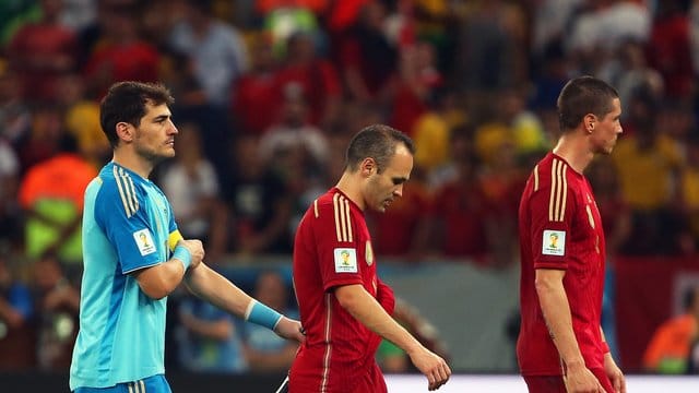 Iker Casillas (l-r), Andres Iniesta und Fernando Torres verlassen nach dem Ausscheiden in der Gruppenphase den Platz.