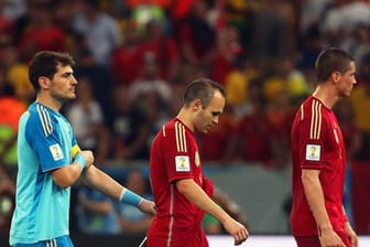 Iker Casillas (l-r), Andres Iniesta und Fernando Torres verlassen nach dem Ausscheiden in der Gruppenphase den Platz.
