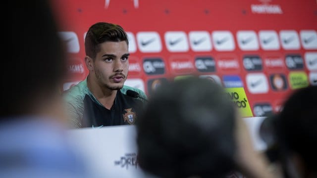 Andre Silva spricht während einer Pressekonferenz zu den Medienvertretern. Andre Silva spricht während einer Pressekonferenz zu den Medienvertretern.