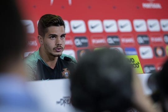 Andre Silva spricht während einer Pressekonferenz zu den Medienvertretern.