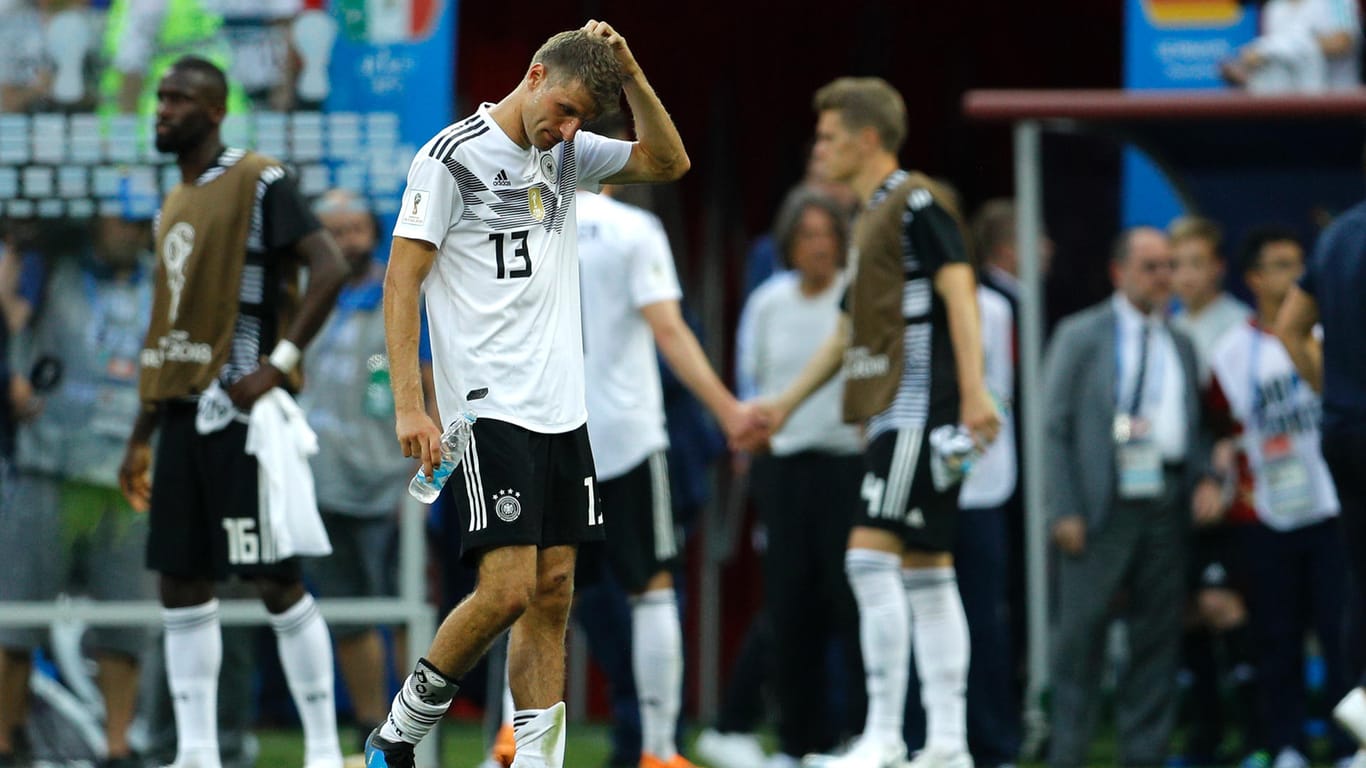 Deutschland verliert das Spiel: Thomas Mueller geht vom Platz.