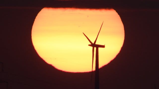 Sonnenaufgang hinter einem Windrad. Sonnenaufgang hinter einem Windrad.
