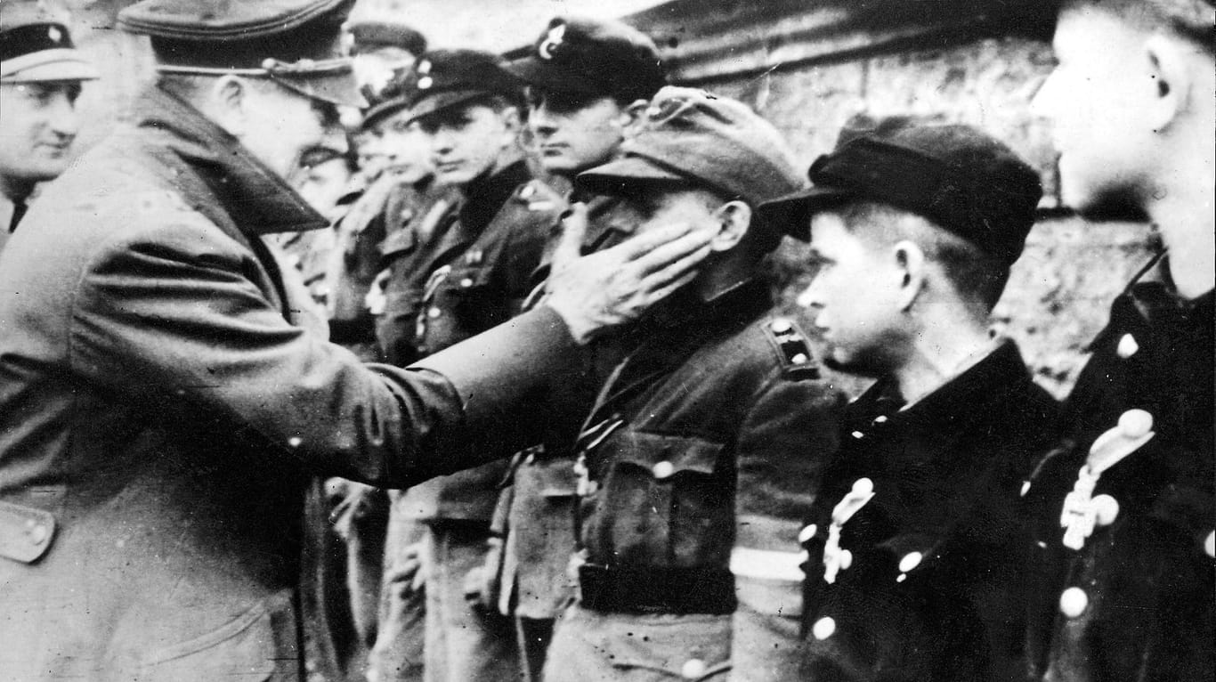 Adolf Hitler 1945 bei der Auszeichung von Hitlerjungen außerhalb der Reichskanzlei. Im dazugehörigen Bunker nahm sich der Diktator das Leben.