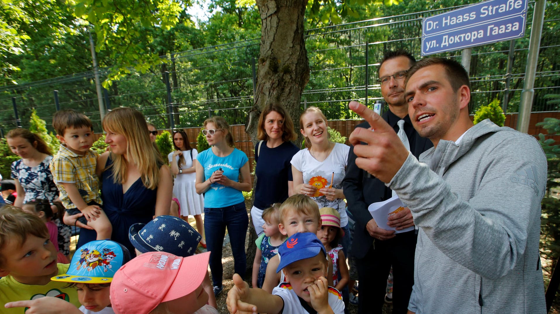 Philipp Lahm (r.) besucht die Deutsche Schule in Moskau: Vor den Schülern sprach er viel über den Teamgeist der Nationalelf.