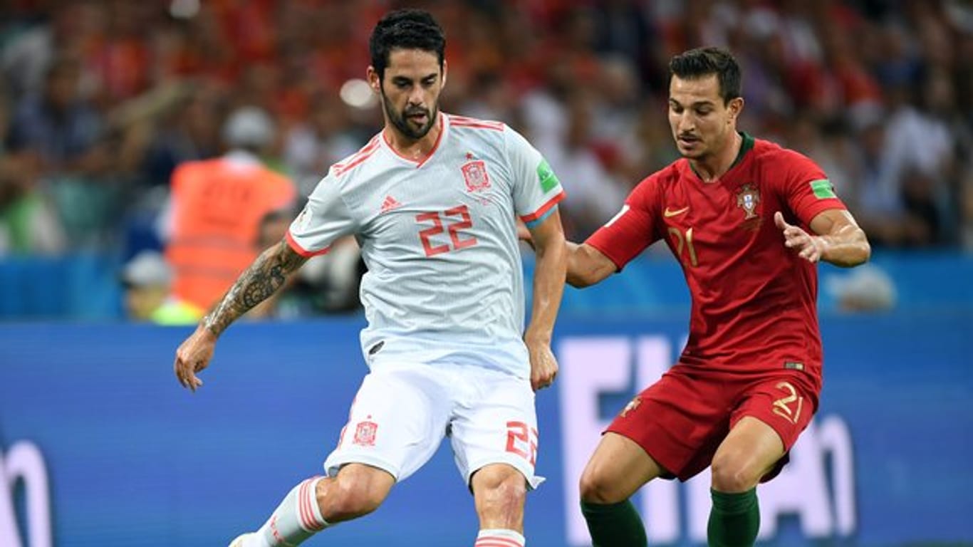 Spaniens Isco (l) und Portugals Cedric Soares kämpfen um den Ball.