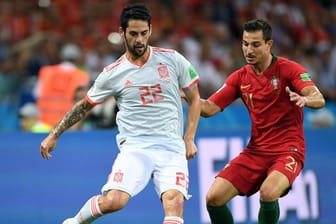 Spaniens Isco (l) und Portugals Cedric Soares kämpfen um den Ball.