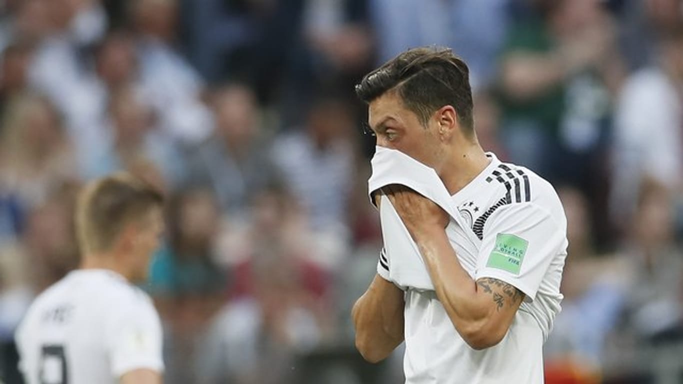 Nach der Auftaktniederlage gegen Mexiko steht Mesut Özil enttäuscht auf dem Platz.