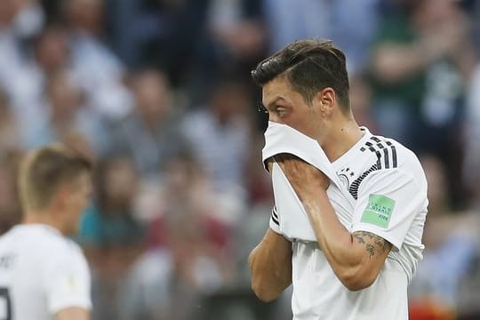 Nach der Auftaktniederlage gegen Mexiko steht Mesut Özil enttäuscht auf dem Platz.