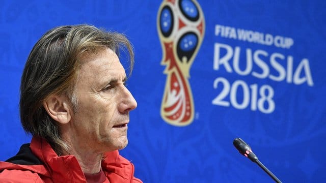 Perus Trainer Ricardo Gareca hat sein Team mit einer 45-minütigen Ansprache auf das Spiel gegen Frankreich eingestimmt. Perus Trainer Ricardo Gareca hat sein Team mit einer 45-minütigen Ansprache auf das Spiel gegen Frankreich eingestimmt.