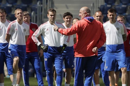 Russlands Trainer Stanislaw Tschertschessow erklärt seinen Spielern die Taktik.