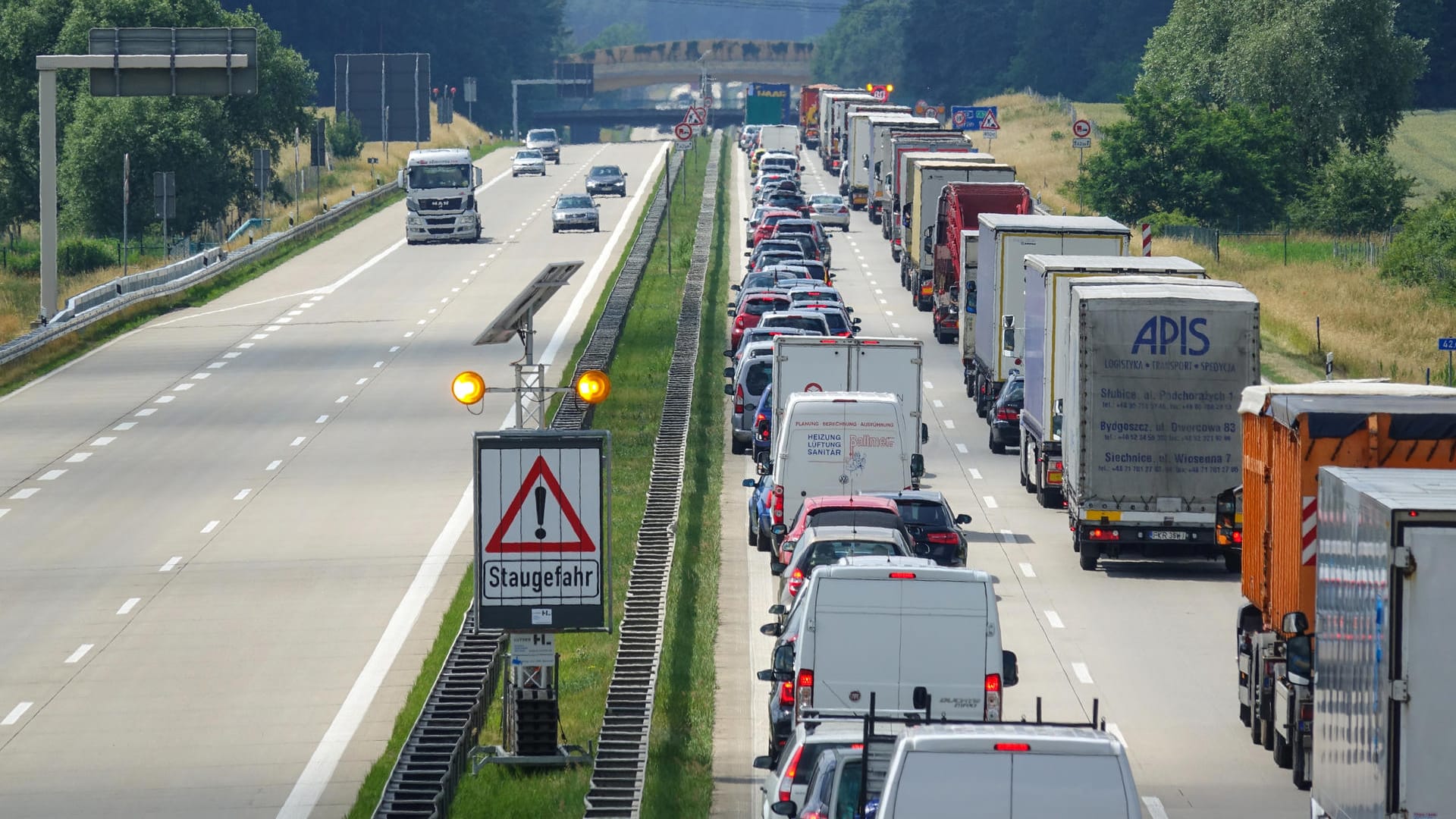 Rettungsgasse auf der Autobahn: Polizisten wurden auf dem Weg zu einer Unfallstelle blockiert. (Archivbild) Rettungsgasse auf der Autobahn: Polizisten wurden auf dem Weg zu einer Unfallstelle blockiert. (Archivbild)