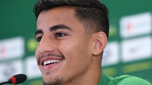 Der Australier Daniel Arzani ist der jüngste teilnehmende Spieler der Weltmeisterschaft in Russland. Der Australier Daniel Arzani ist der jüngste teilnehmende Spieler der Weltmeisterschaft in Russland.