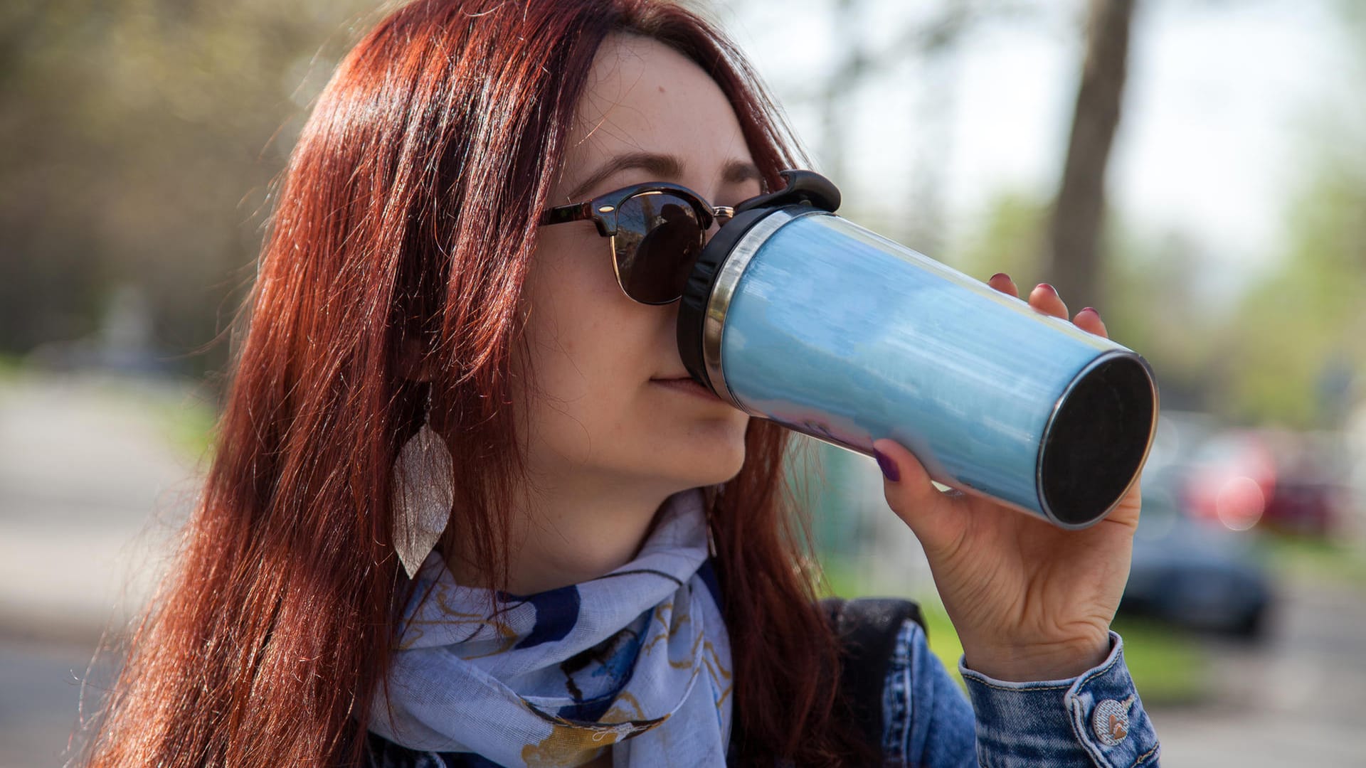 Frau mit Kaffeebecher: Viele Bäckereien und Cafés befüllen mitgebrachte Becher gerne mit Kaffee und räumen dazu meist auch noch Rabatt ein.