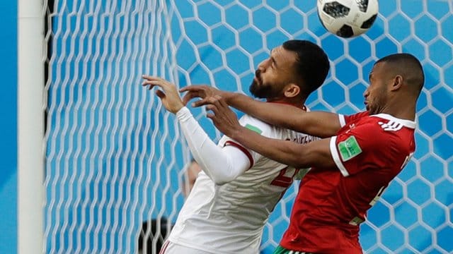 Der Iran muss nach einer Trainingsverletzung auf Innenverteidiger Roozbeh Cheshmi (l) verzichten. Der Iran muss nach einer Trainingsverletzung auf Innenverteidiger Roozbeh Cheshmi (l) verzichten.