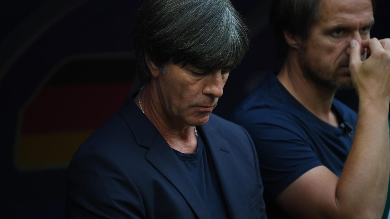 Jogi Löw und sein Assistent Thomas Schneider während der Niederlage gegen Mexiko: Die t-online.de-Leser vor allem beim Bundestrainer Versäumnisse.