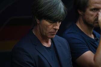 Jogi Löw und sein Assistent Thomas Schneider während der Niederlage gegen Mexiko: Die t-online.de-Leser vor allem beim Bundestrainer Versäumnisse.