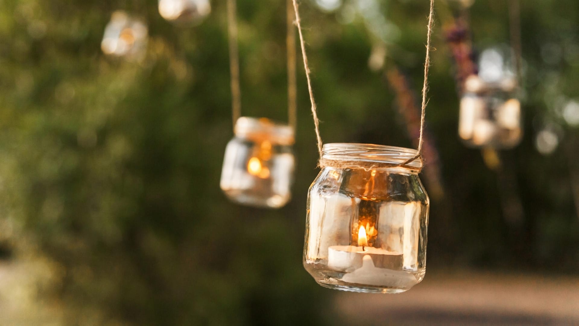 Partydekoration: Leere Einmachgläser lassen sich auch als Partylichter im Garten verwenden.