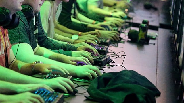 Fast jeder zweite Deutsche spielt auf Handy, Tablet oder Computer. Fast jeder zweite Deutsche spielt auf Handy, Tablet oder Computer.
