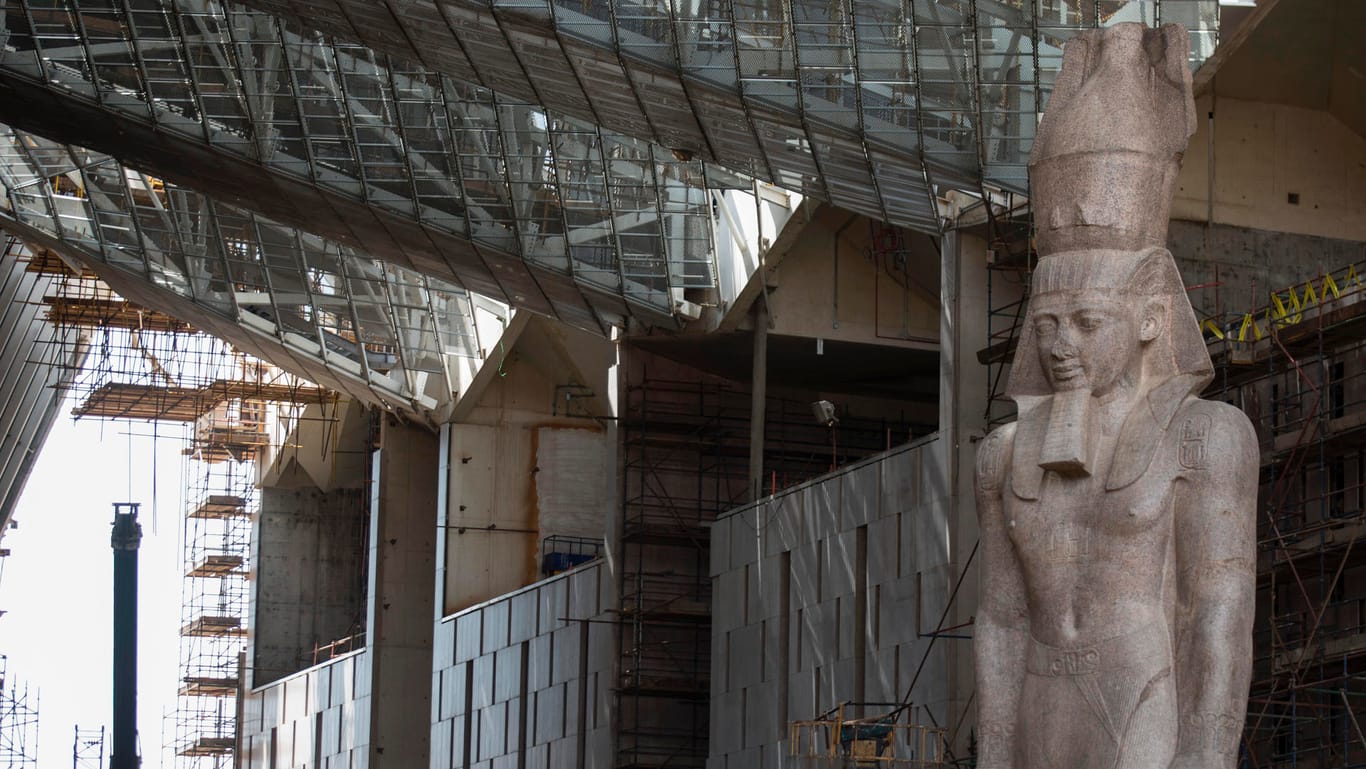 Die Figur Ramses II.: Momentan ist sie Teil einer riesen Baustelle.