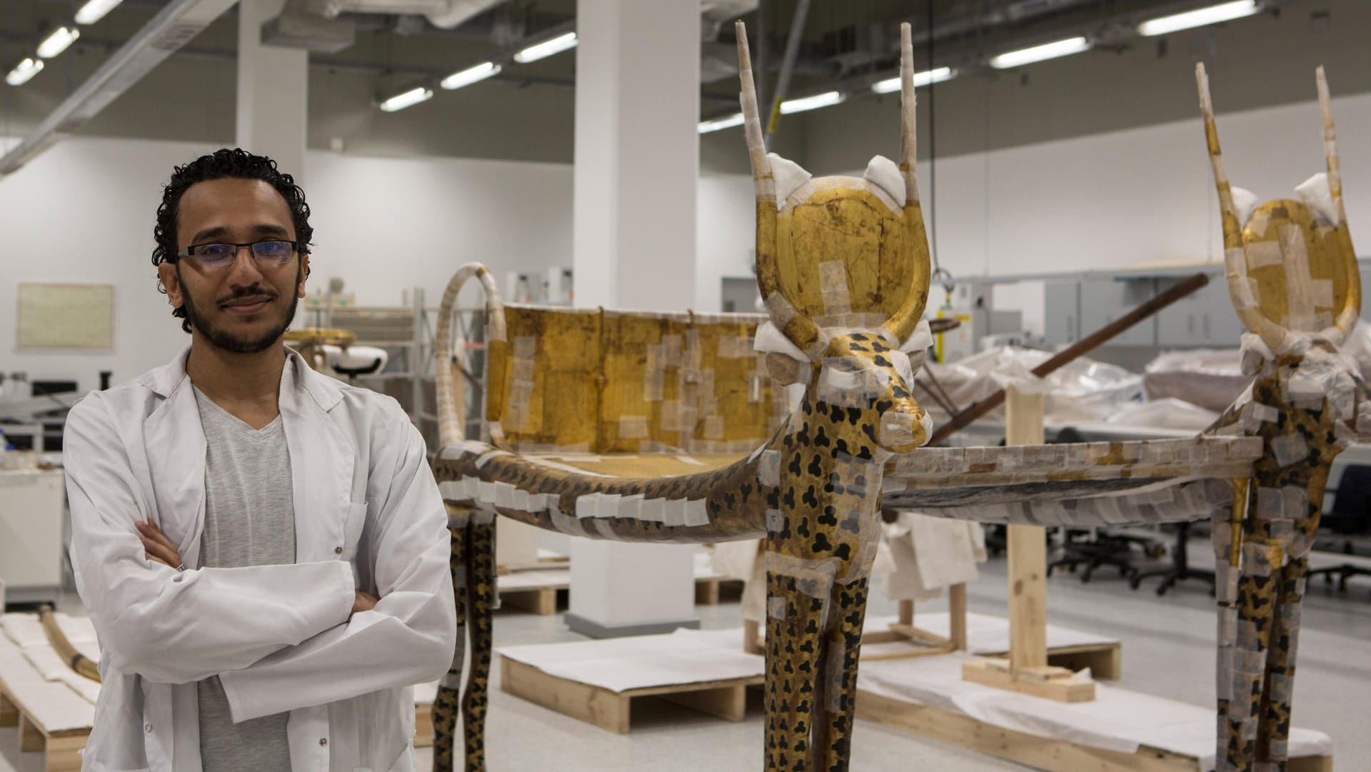 Mohamed Mostafa: Der ägyptische Restaurator arbeitet im Konserveriungslabor des Großen Ägyptischen Museums.
