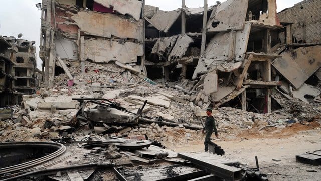 Durch Luftangriffe stark zerstörte Gebäude in Syrien. Durch Luftangriffe stark zerstörte Gebäude in Syrien.