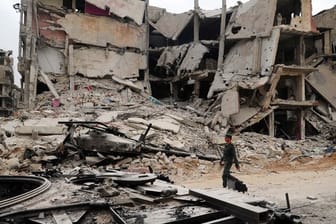 Durch Luftangriffe stark zerstörte Gebäude in Syrien.