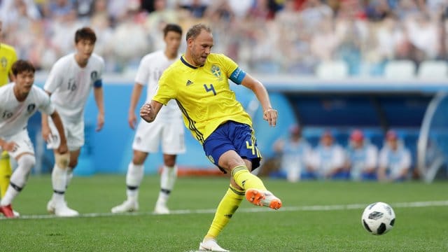 Schwedens Andreas Granqvist (M) erzielt per Elfmeter den 1:0 Führungstreffer für Schweden gegen Südkorea. Schwedens Andreas Granqvist (M) erzielt per Elfmeter den 1:0 Führungstreffer für Schweden gegen Südkorea.