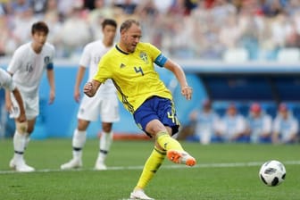 Schwedens Andreas Granqvist (M) erzielt per Elfmeter den 1:0 Führungstreffer für Schweden gegen Südkorea.