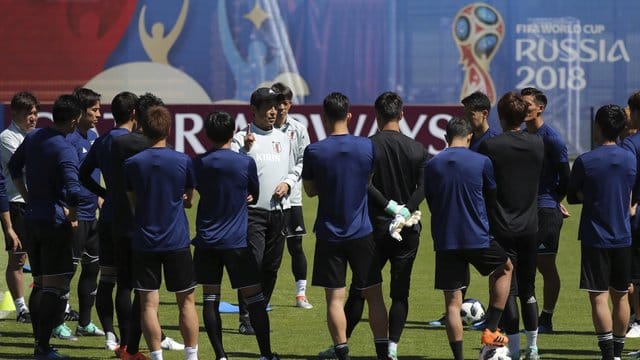 Japans Team wurde durch ein Erdbeben in Japan und einen frühmorgendlichen Fehlalarm im Hotel beunruhigt. Japans Team wurde durch ein Erdbeben in Japan und einen frühmorgendlichen Fehlalarm im Hotel beunruhigt.