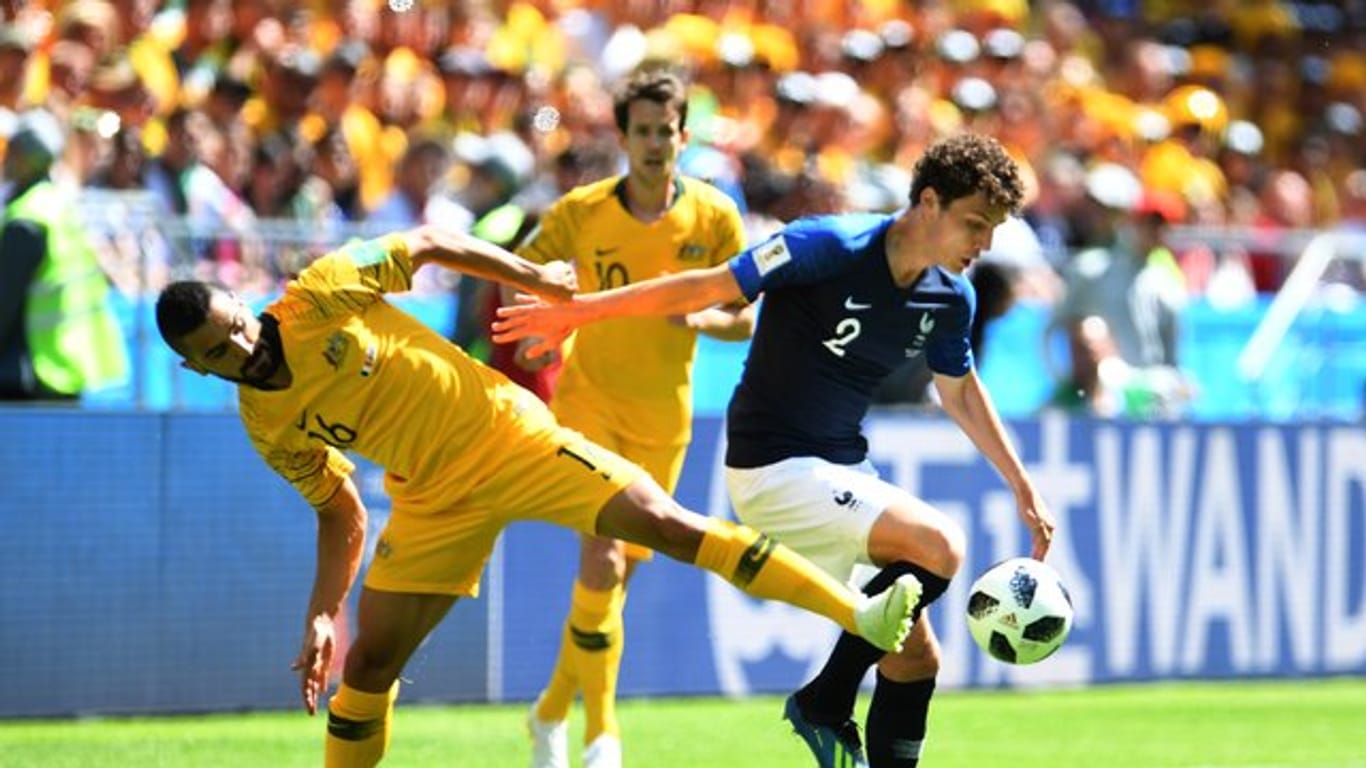 Frankreichs Benjamin Pavard und Australiens Aziz Behich (l) im ersten Gruppenspiel im Zweikampf um den Ball.