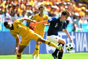 Frankreichs Benjamin Pavard und Australiens Aziz Behich (l) im ersten Gruppenspiel im Zweikampf um den Ball.