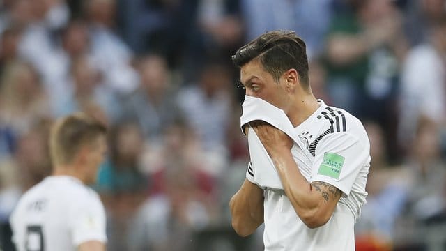Nach der Auftaktniederlage muss sich das DFB-Team mit der Möglichkeit des Ausscheidens in der Gruppenphase auseinandersetzen. Nach der Auftaktniederlage muss sich das DFB-Team mit der Möglichkeit des Ausscheidens in der Gruppenphase auseinandersetzen.