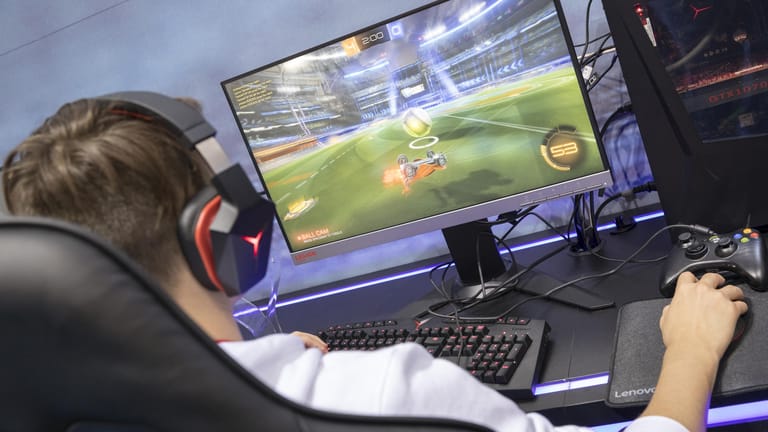 Ein junger Mann spielt "Rocket League" am Computer: Die Weltgesundheitsorganisation hat exzessives Online-Spielen als eigenständige Krankheit in ihre Liste von Krankheiten (ICD-11) aufgenommen.