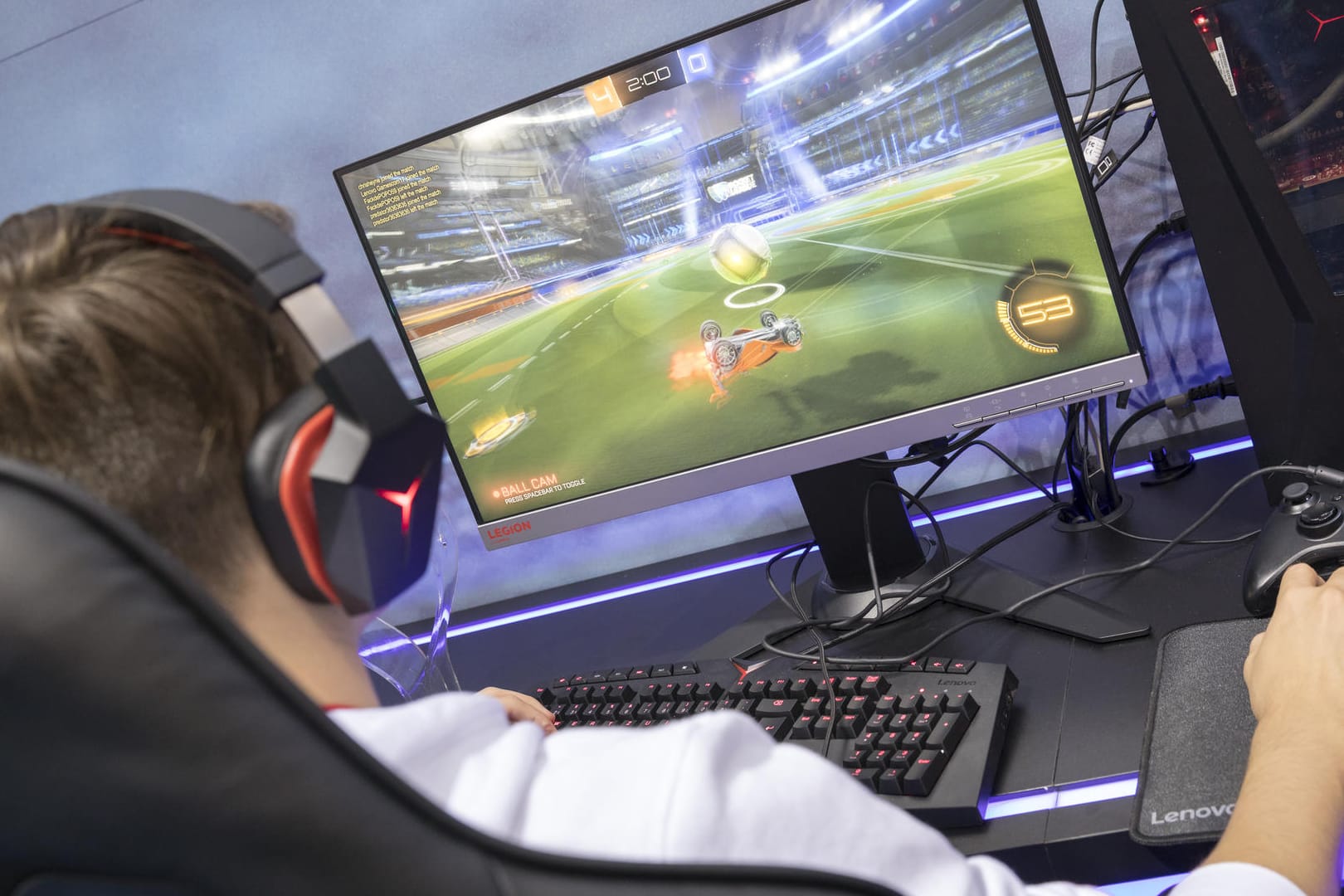 Ein junger Mann spielt "Rocket League" am Computer: Die Weltgesundheitsorganisation hat exzessives Online-Spielen als eigenständige Krankheit in ihre Liste von Krankheiten (ICD-11) aufgenommen.