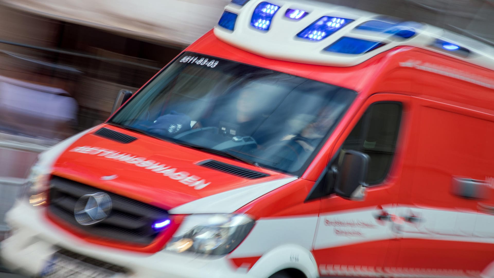 Rettungswagen im Noteinsatz: Für einen 52 Jahre alten Lkw-Fahrer kam jede Hilfe zu spät. (Symbolbild) Rettungswagen im Noteinsatz: Für einen 52 Jahre alten Lkw-Fahrer kam jede Hilfe zu spät. (Symbolbild)